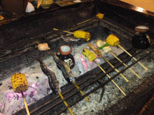囲炉裏で炉端焼き