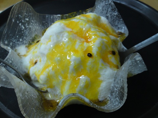箸休めにパッションフルーツのかき氷を