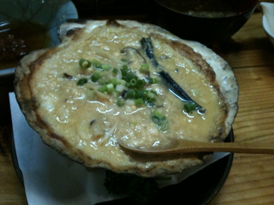 弘前の居酒屋にて帆立の貝焼味噌、ぶりこ、粥の汁を食す