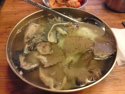 ランチは河東館のコムタン