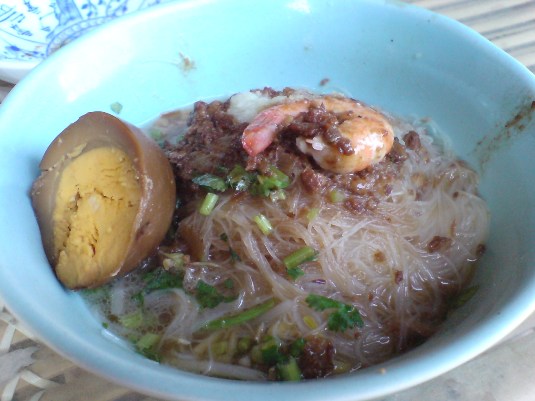 擔仔麺の老舗、度小月の本店に
