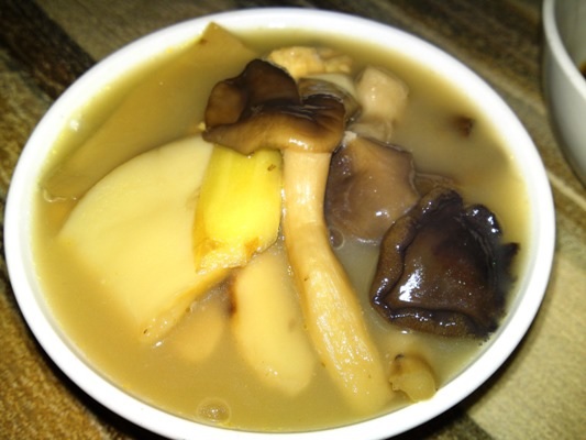 名物料理のキノコ鍋は至高のスープ