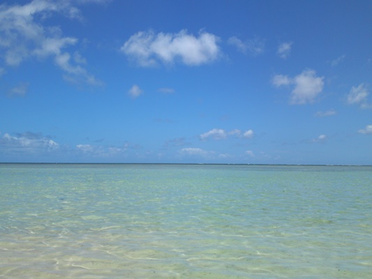 エメラルドグリーンの海に浮かぶ白い砂浜