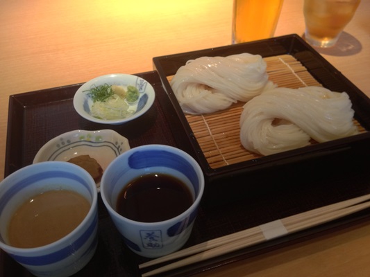 秋田の一食目は稲庭うどん