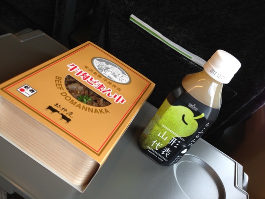 帰りの新幹線で駅弁とさくらんぼ