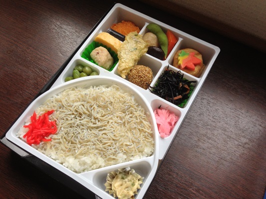遠州灘名物のしらすを使用したしらす弁当