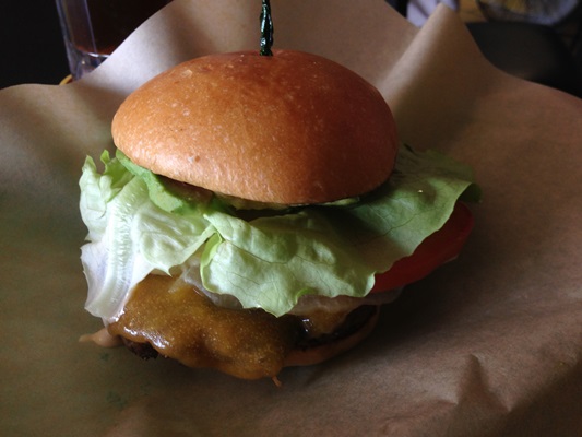 ハワイ島の牧草で育てられたハワイ産100%ビーフのハンバーガー