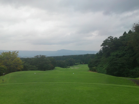 雄大な阿蘇外輪山に囲まれたコース