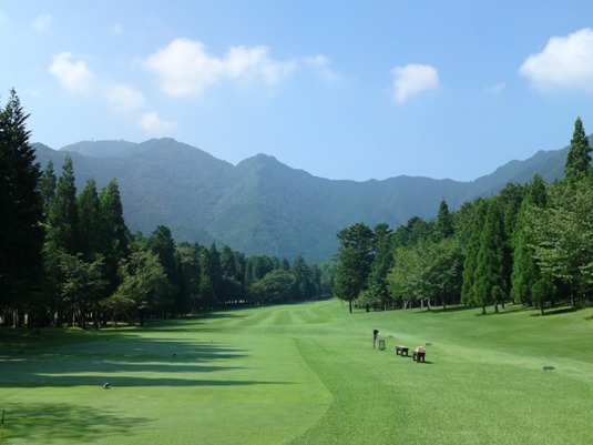 丹波の山々に囲まれた名門コース
