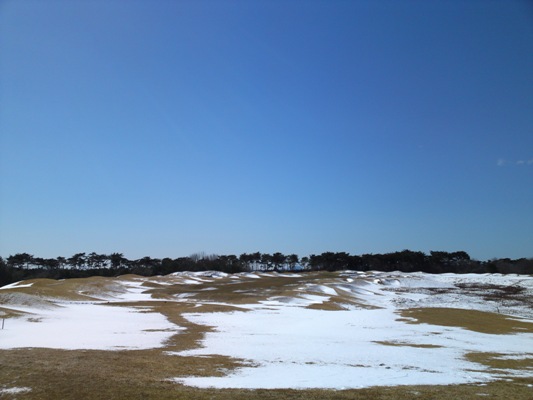 名残の雪が残る牧場内にあるもう１つのゴルフコース
