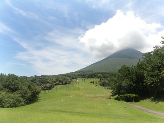 開聞岳の裾野に広がり、海を望むことができるコース