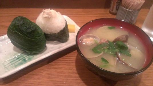 ホっとできる、おむすびと味噌汁