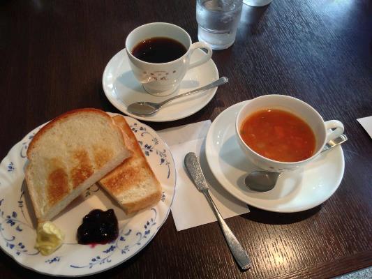 朝食は宝塚のパン屋のカフェで