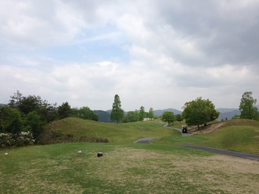 池に囲まれた戦略性豊かな丘陵コース