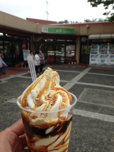 岩手のモーちゃん牛乳を使用した黒蜜きなこソフト