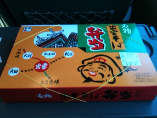 電車に揺られて食べる出雲そば弁当
