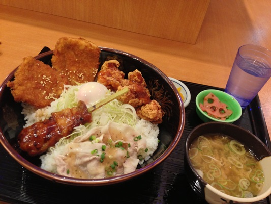 1.5㎏、1800kcalもある上州ファーム丼