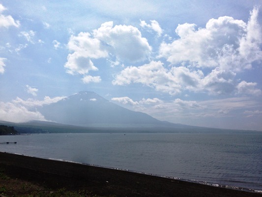 山中湖の湖畔からみる花火