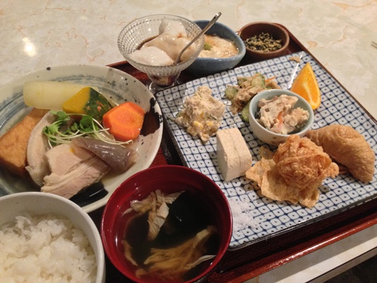 夕食は奄美の豆腐屋さんが経営しているお店で