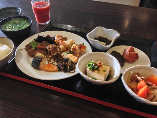 朝食は島の素材を使ったおかず
