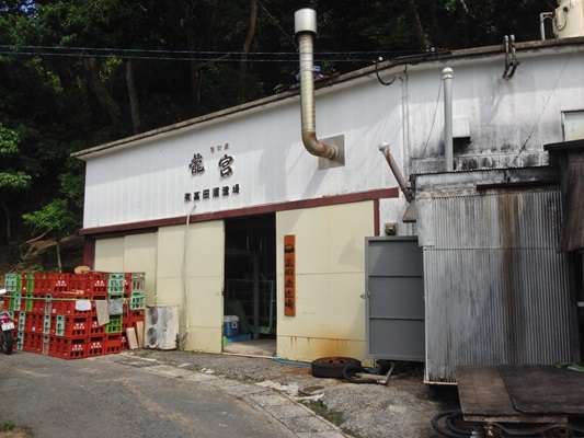 かめ仕込みにこだわる黒糖焼酎の蔵元
