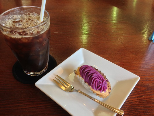 店内のカフェで作りたての紅イモ生タルト