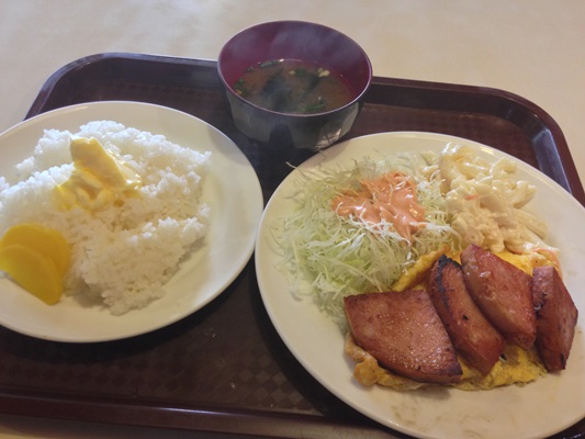 朝食はポーク卵とバターご飯
