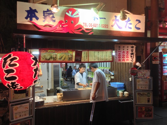 道頓堀名物のはみ出しそうな大粒タコのたこ焼き