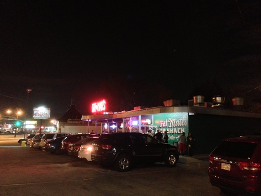 夜中でも行列が絶えないBBQリブのお店
