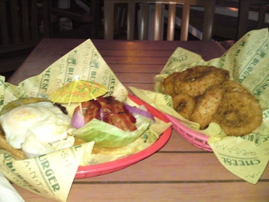 初日の晩御飯はチーズバーガー