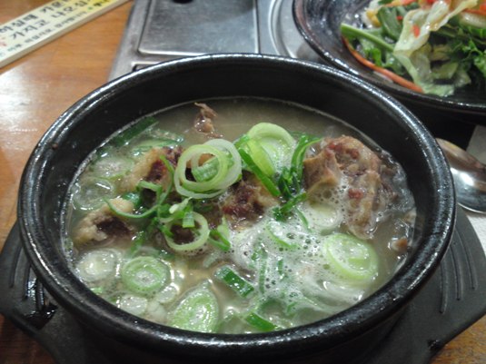 テールを使ったコリコムタンと炊きたてご飯