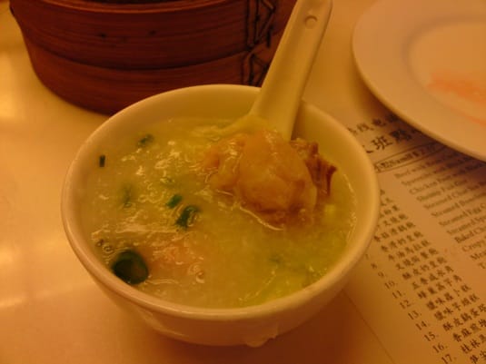 朝食はお粥と小籠包