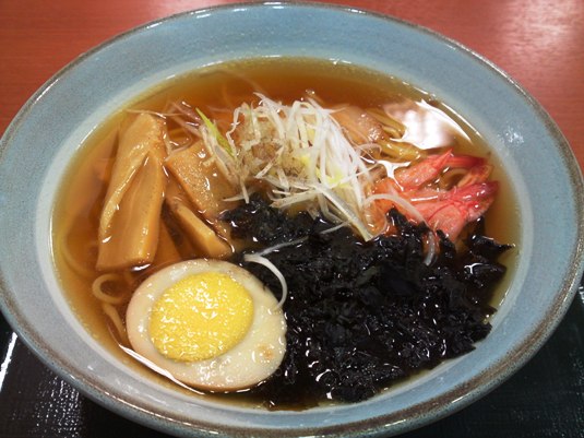 朝食は能登の魚醤を使用した「いしるラーメン」