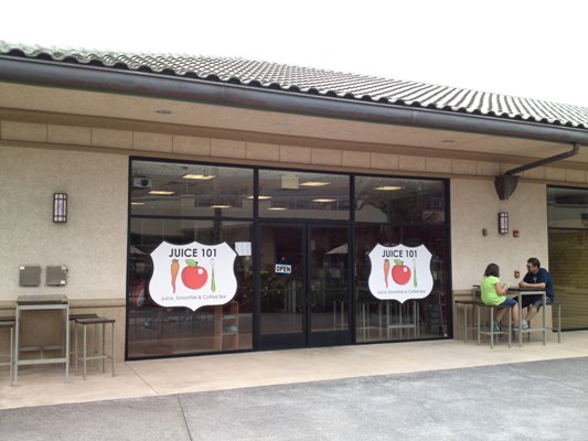 ランチはマウナラニのショッピングセンターで