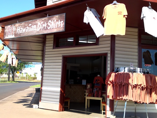 カウアイ島の赤土で染色されたTシャツ