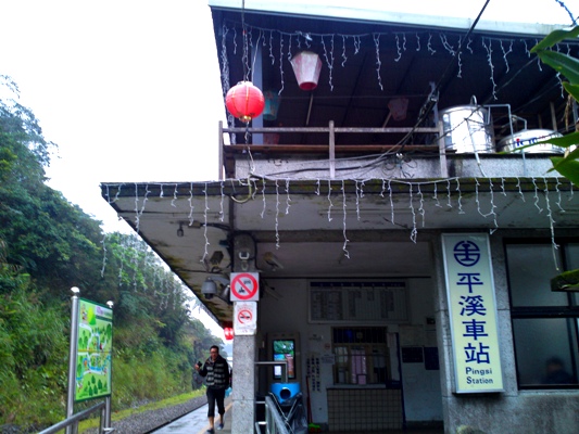 天燈型のランプに彩られた平渓駅