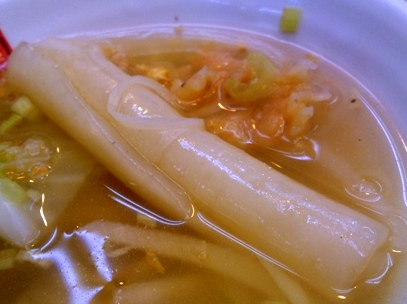 くるりと丸まった不思議な麺