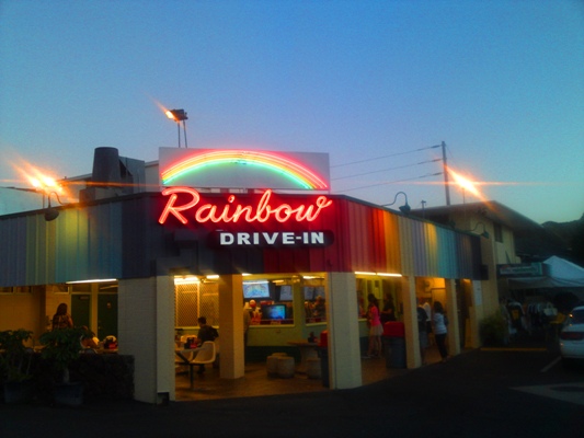 虹色に輝くレインボードライブインでプレートランチ