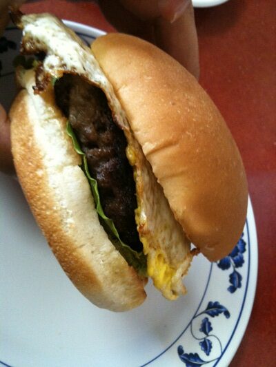ハンバーガーとサイミンの組み合わせ