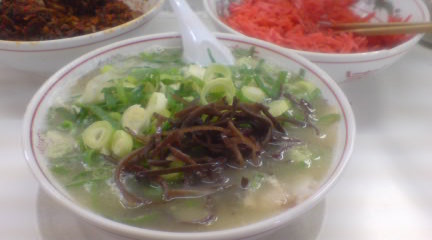 博多の締めは、やはり豚骨ラーメン