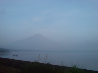 ようやく顔をだした富士山