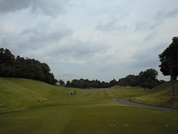 比良の山並みに広がる丘陵コース