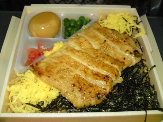 かしわ飯を食べながらリレーつばめとつばめで鹿児島へ
