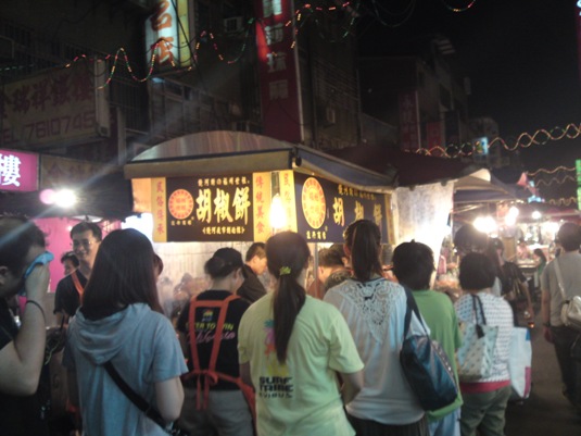 饒河街観光夜市で食べ歩き（胡椒餅）
