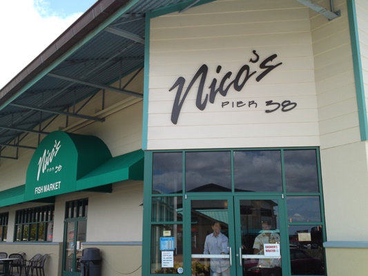 魚市場の隣にあるシーフードプレートランチ屋