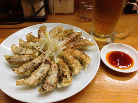 朝食に浜松餃子とビール