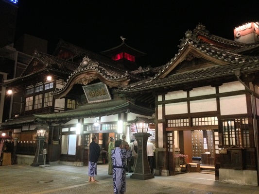 道後温泉で坊ちゃん団子