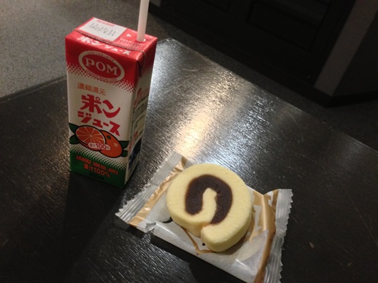 愛媛の締めはポンジュースと一六タルト