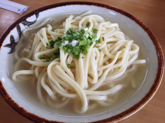 具が麺の下に隠されているのが宮古そば