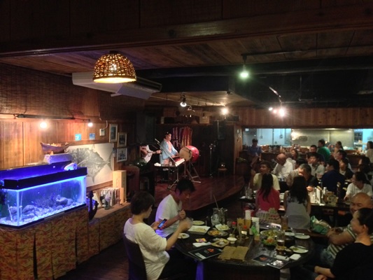 島唄三線ライブを聞きながら沖縄料理
